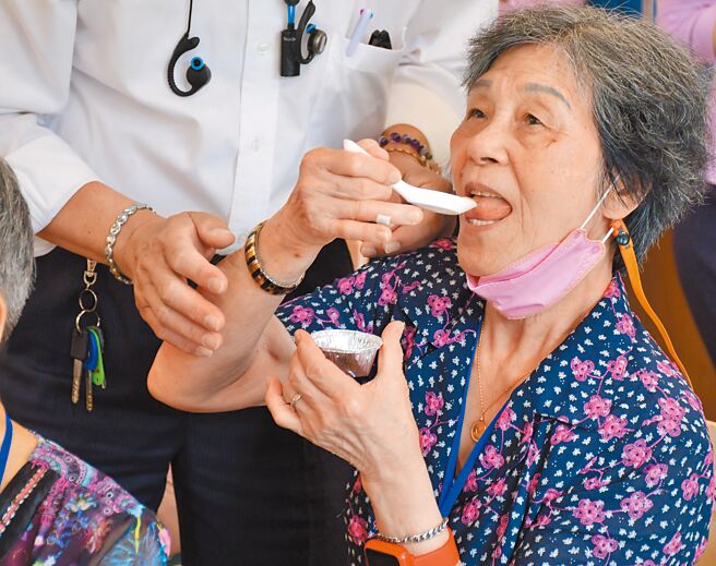 86岁的小兰奶奶因为2度中风导致顏面神经失调常会呛咳，这次吃到营养师现做的绿豆椪月饼冻，满足的表情全写在脸上。（高医提供／杨舒婷高雄传真）