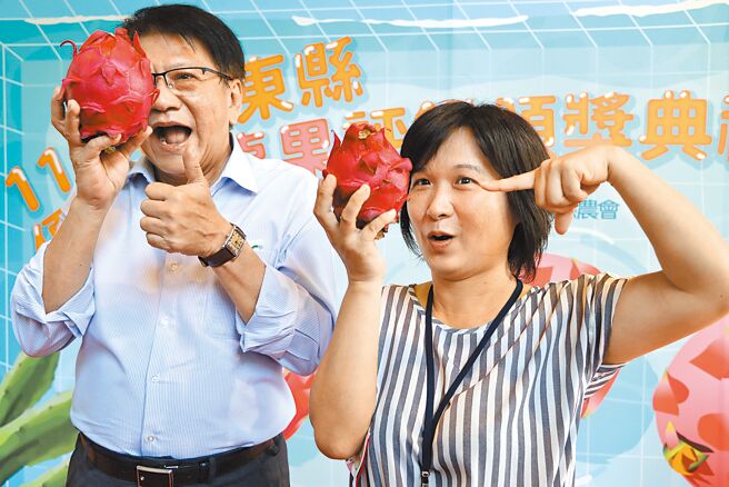 屏东县优质红龙果评鑑出炉，蔡锦菊（右）获得品质、果王双料冠军，她种出的1070克红龙果还打败去年先生创下的1036克纪录。（谢佳潾摄）
