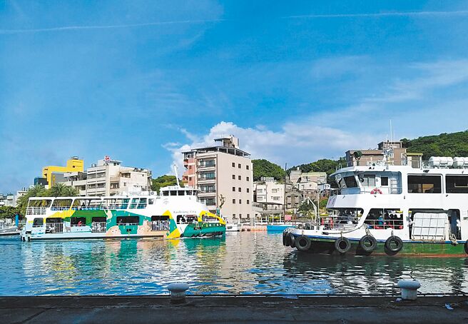 中秋连假将至，高雄市交通局对于观光景点将实施交通管制，如往返旗津至鼓山的旗鼓渡轮航线，连假期间每日上午11至下午5时禁止一般游客骑乘燃油机车搭乘渡轮（公务用机车、电动机车、旗津居民机车除外），旗津地区将依车潮状况弹性管制。（高雄市交通局提供／崔正纲高雄传真）