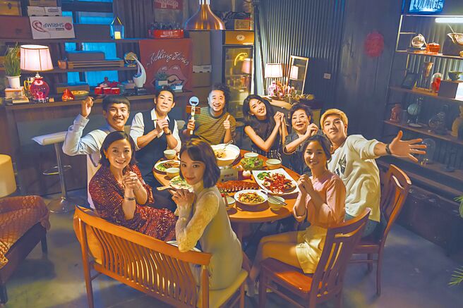 隋棠（后排右三）主演的《诈团圆》卡司阵容坚强。（台北双喜电影提供）