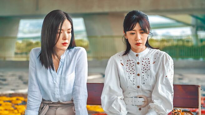 贾静雯（右）在《她和她的她》演许玮宁的学姊。（Netflix提供）