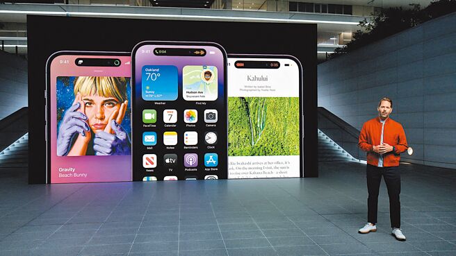 全新的iPhone 14 Pro系列把刘海变成了全新的「动态岛」，会随通知与背景App作变化，多点一下时即会出现更多资讯。（路透）