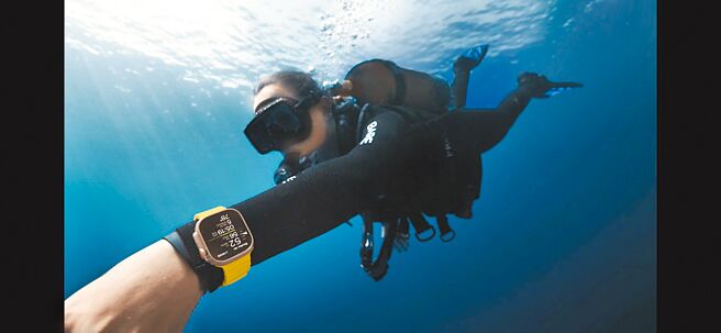 全新的Apple Watch Ultra支援40公尺的休閒水肺潜水，拥有潜水计画、Logbook，以及一般指北针、安全停留、上升速度提醒等完整的潜水电脑表功能。（摘自直播画面）