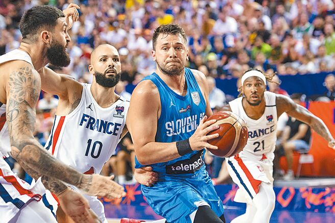 NBA球星东契奇（右二）在欧洲杯篮赛单场砍进47分，带领斯洛维尼亚击败法国，同时创下欧洲杯史上单场得分次高纪录。 （美联社）