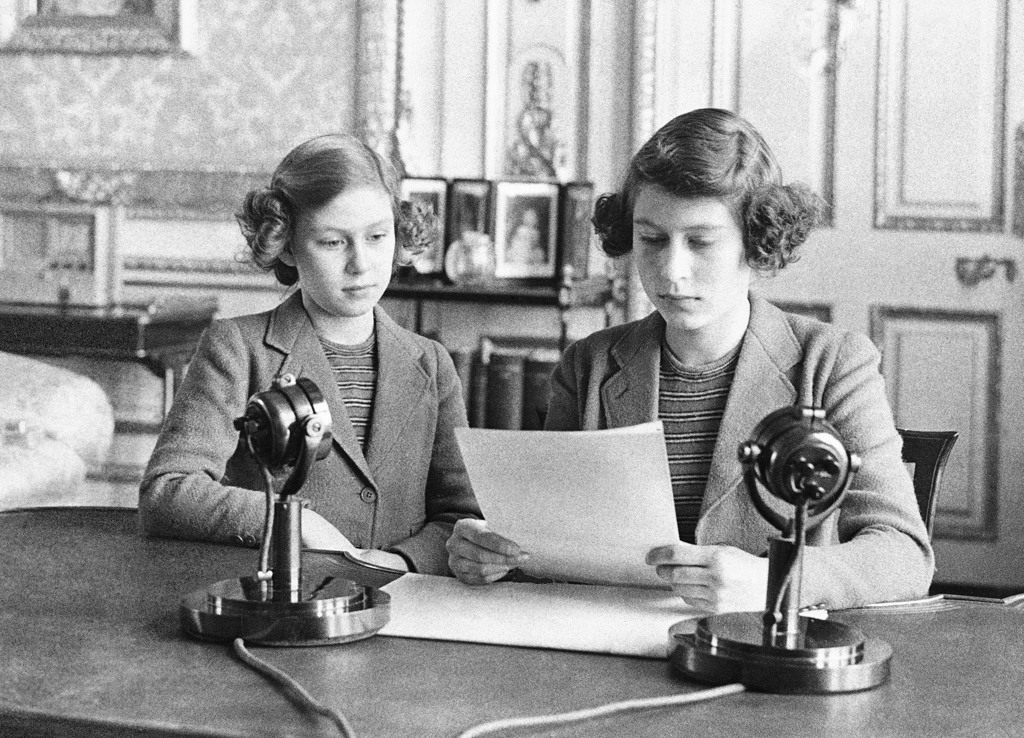 1940年10月13 日的档案照片，英国伊丽莎白公主（右）和玛格丽特公主在伦敦进行了她们的第一次无线电广播。（美联社）(photo:ChinaTimes)