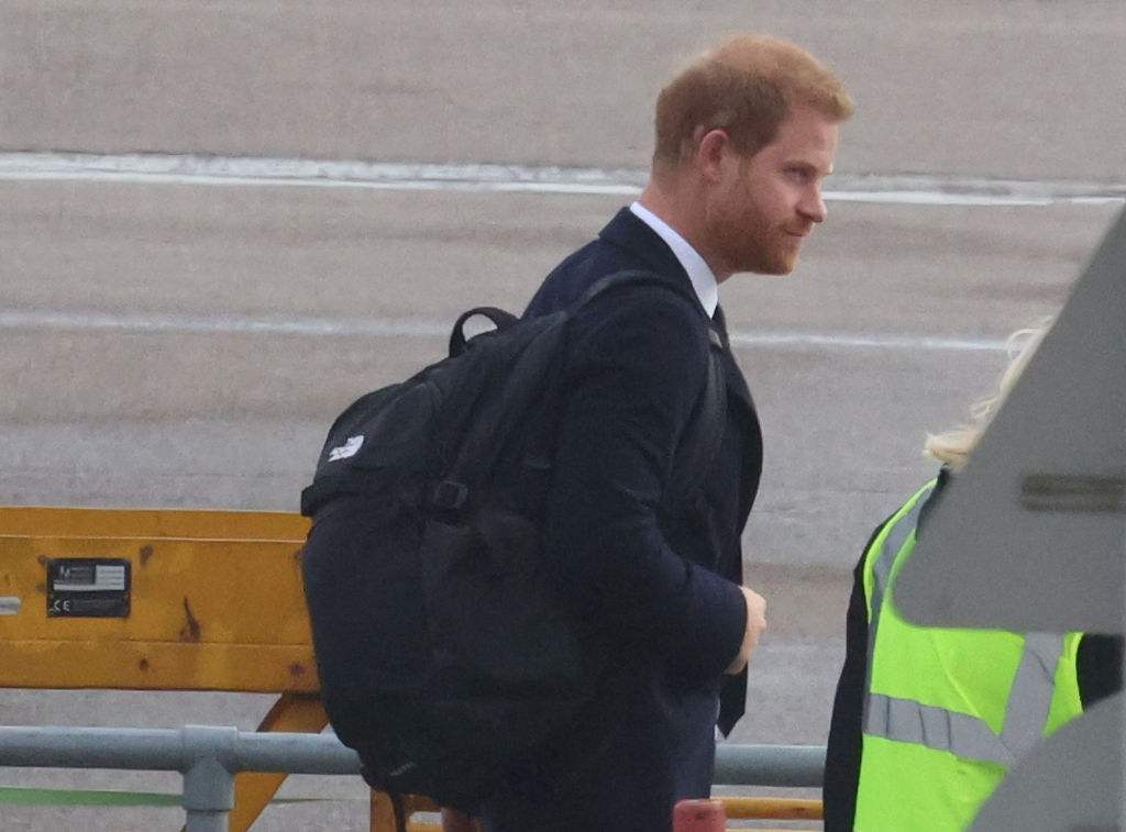 哈利8日在为祖母，也就是英国女王奔丧后，9日随即匆匆在苏格兰亚伯丁国际机场（Aberdeen International Airport）搭机离开。（路透）(photo:ChinaTimes)