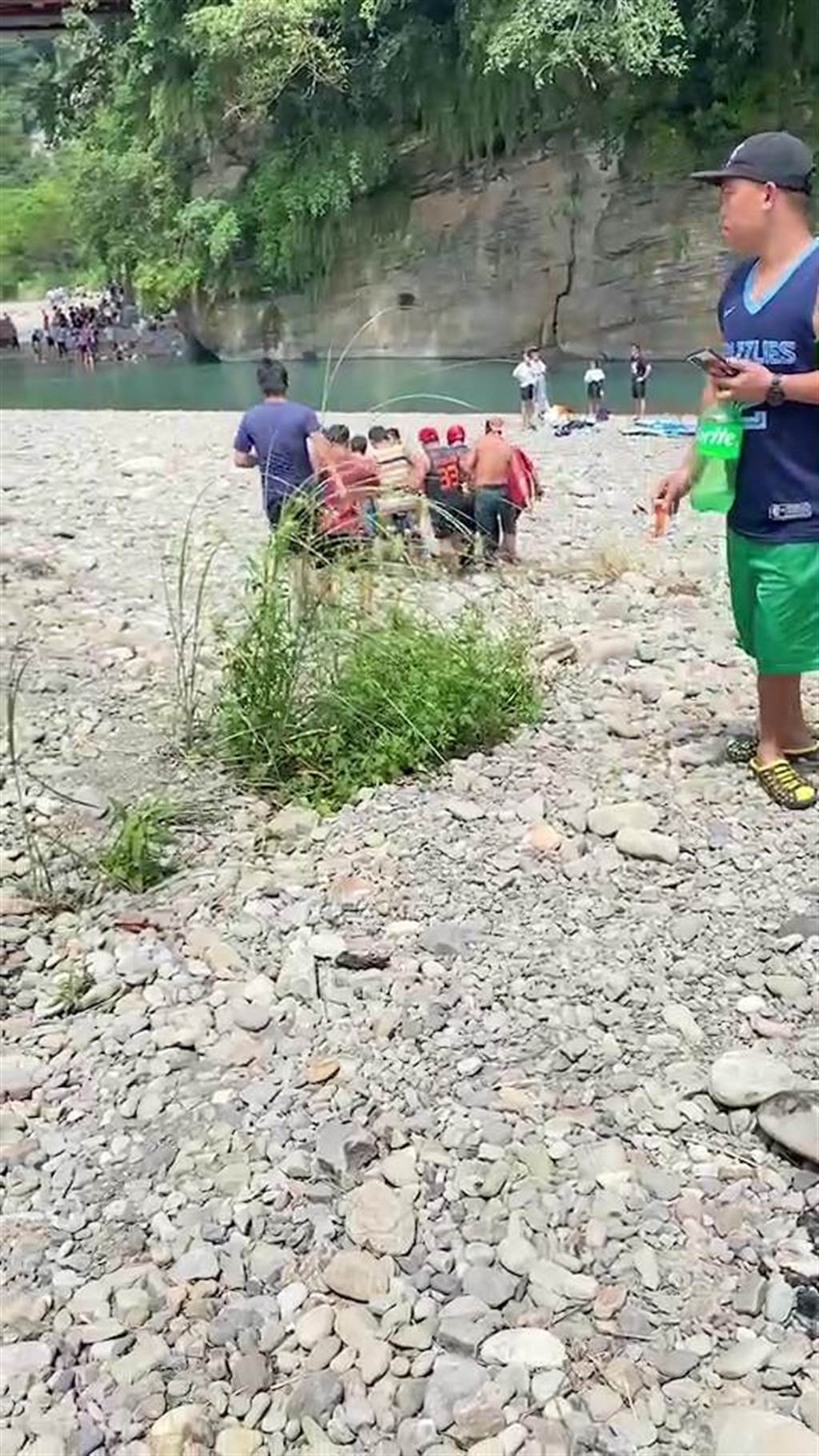 37歲菲律賓籍移工艾得文在南庄鄉中港溪畔戲水溺斃，經消防人員救上岸送醫仍告不治。（讀者提供／謝明俊苗栗傳真）