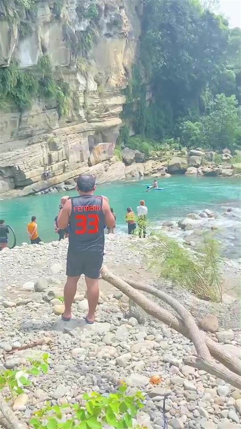 37歲菲律賓籍移工艾得文在南庄鄉中港溪畔戲水溺斃，消防人員到場搜救。（讀者提供／謝明俊苗栗傳真）