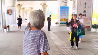 104歲人瑞媽來接人 77歲女兒下車後一個反應暖哭10萬人