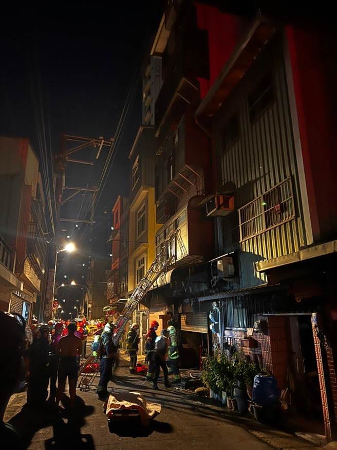 桃園中壢一處5層樓出租套房昨日深夜發生火警事故。（翻攝畫面／蔡明亘桃園傳真）