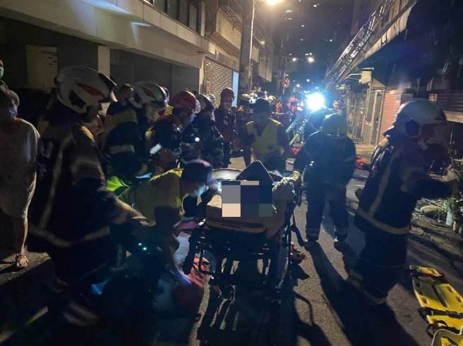 消防人員共救出7人，其中4人意識清楚送醫治療，另名女租客與一對母子命危送醫搶救。（翻攝畫面／蔡明亘桃園傳真）