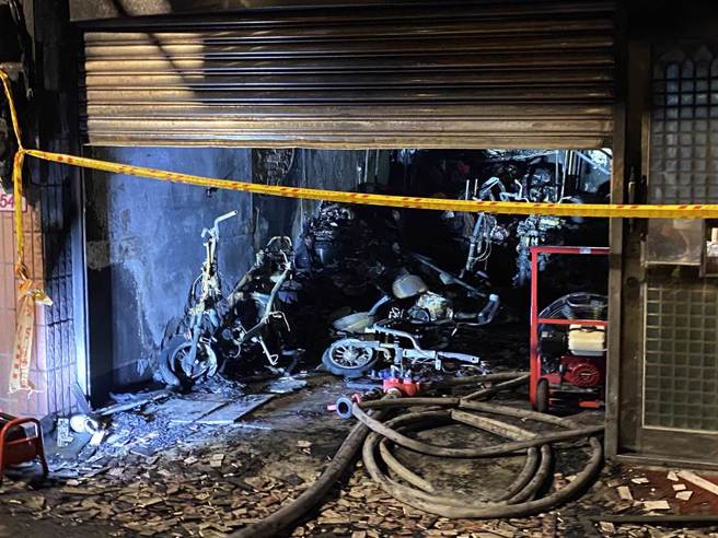 桃園中壢一處住宅發生火警事故，疑似電線走火釀災。（蔡明亘攝）