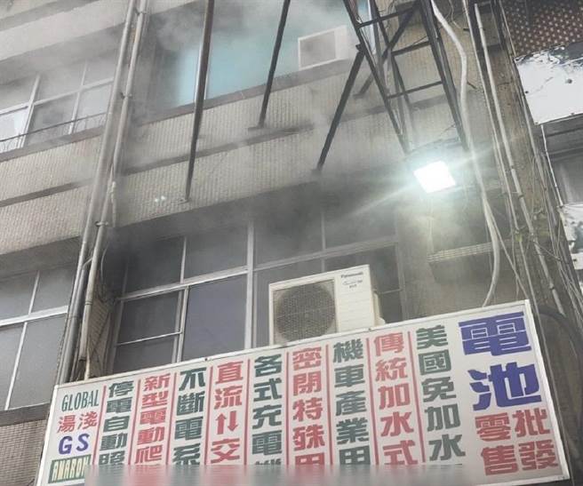 高雄市凤山区建国路早上6时许发生一起住宅火警，该住宅为电池批发零售店，警消人员获报后赶往现场，出动24车55人及云梯车前往抢救。（高市消防提供／杨舒婷高雄传真）