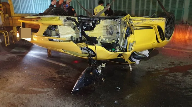黄色保时捷在北市百龄桥翻车，警方事后查出驾驶酒驾。（翻摄画面）
