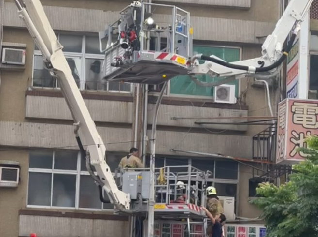 高雄一栋透天民宅发生大火，一对夫妻受困获救后送医双双不治。(记者爆料网提供)