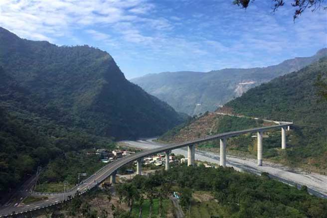 台湾最高桥谷川大桥传坠桥事件，男坠99米深山谷亡。(中时资料照)
