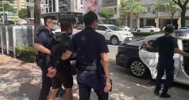 2条通通缉男谎报假身分，全案依法解送归案。（翻摄照片／高雄洪靖宜传真）