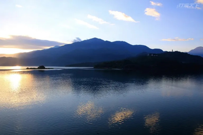 日月潭的晨光寧静柔和，环湖自行车道被美国CNN生活旅游网站CNNGO选为全球最美自行车道之一。（图/ 行遍天下）