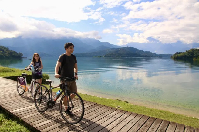 若时间有限无法挑战全程30公里的环湖车道，景色优美的向山段会是最佳选择。（图/ 行遍天下）
