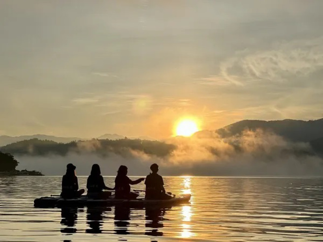 日月潭浪人桨堂SUP教学体验中心由一群在地青年创立，搭配季节特色为旅客拍摄珍贵纪念照。（图/ 日月潭浪人桨堂SUP）