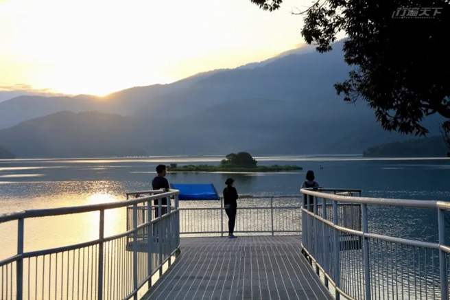 突出于水面的向山眺望平台，是一座悬臂式的观景台，以邵族「杵」的意象设计，可以欣赏到美好的水上日出。（图/ 行遍天下）