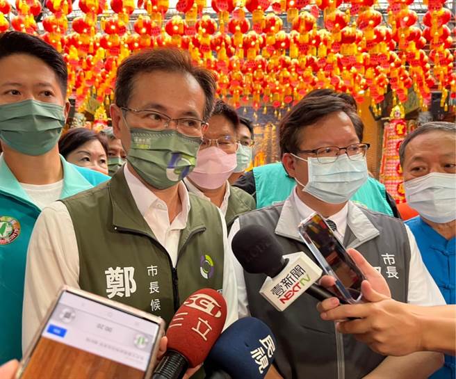 国民党桃园市长参选人张善政农委会研究遭指涉嫌抄袭，认为绿营与各界都在挤牙膏，对此民进党桃园市长参选人郑运鹏（前排左一）直呼「你可以自己挤啊」。（陈梦茹摄）