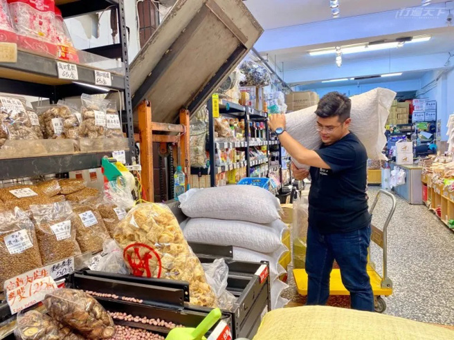 金和泰的第五代接班人董育嘉，送貨補貨親力親為，把自家商品發揚光大。（圖/ 行遍天下）