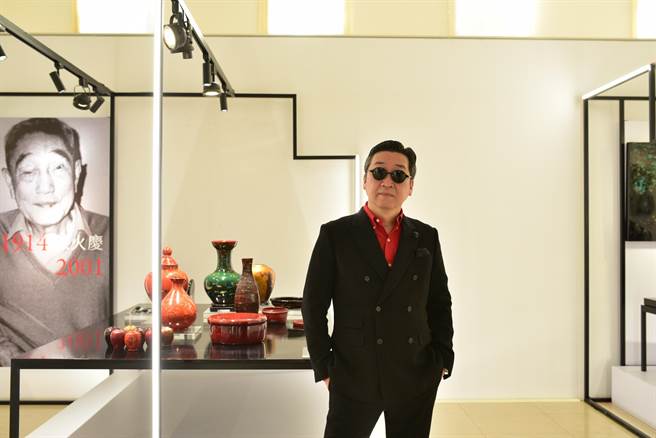 策展人陈俊良，后为陈火庆家族漆艺作品。（陈淑娥摄）