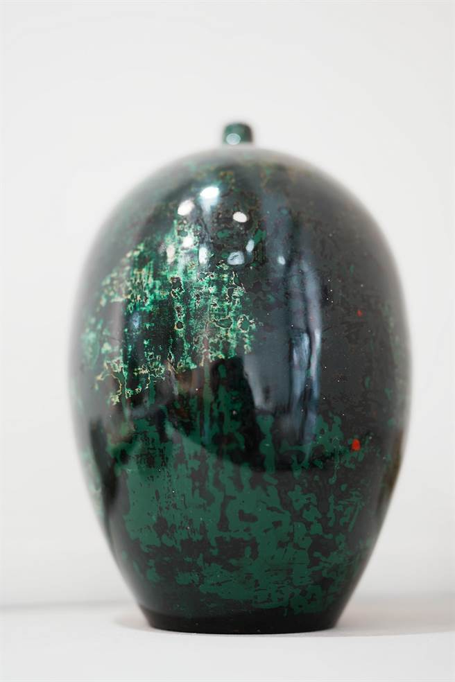 赖高山千层堆漆《初春沉绿》展现漆器绚丽层迭的色彩。（陈淑娥摄）