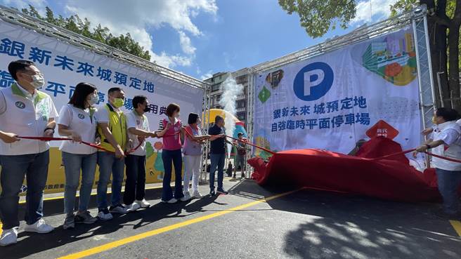 新北市长侯友宜亲自为停车场揭幕。（吕健豪摄）
