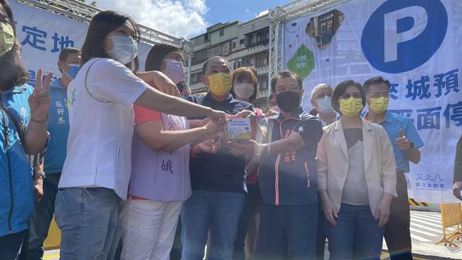 透过启用装置，新北市长侯友宜宣示停车场正式启用。（吕健豪摄）