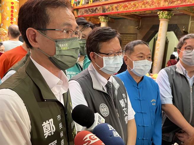 国民党主席朱立伦、国民党桃园市长参选人张善政皆遭翻出，过去接受专访时疑似有动怒的状况，对此民进党桃园市长参选人郑运鹏（左一）认为，可能是高官做得太习惯易不耐烦。（陈梦茹摄）