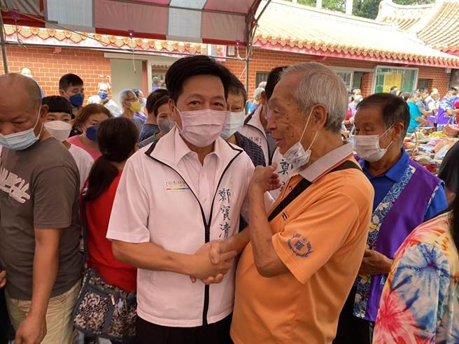 前立委郑宝清参选桃园市长，遭民进党开除党籍，近来行程满檔勤走基层。（蔡明亘摄）