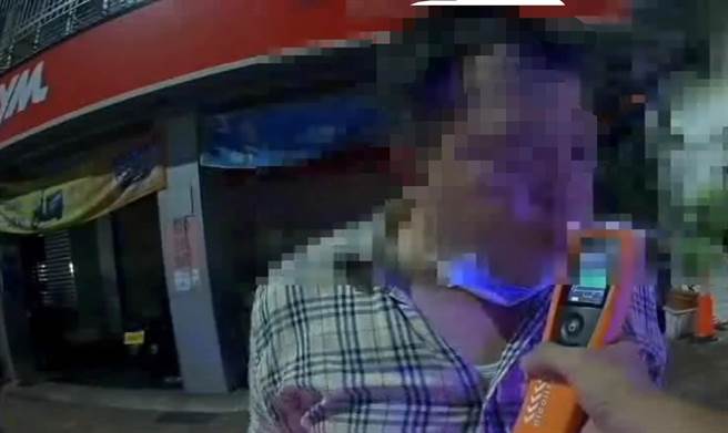 員警對許男實施酒測，酒測值為0.62，依公共危險罪移送高雄地檢署。（高市苓雅分局提供／楊舒婷高雄傳真）
