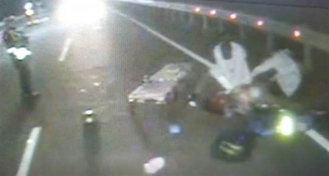 台19線96公里嘉義縣義竹鄉路段昨晚間7點多發生一起機車自撞護欄車禍，死者慘遭割喉。（嘉縣消防局提供／呂妍庭嘉義傳真）