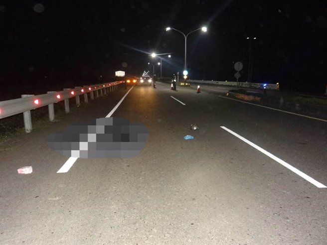 台19線96公里嘉義縣義竹鄉路段昨晚間7點多發生一起機車自撞護欄車禍，死者慘遭割喉。（布袋分局提供／呂妍庭嘉義傳真）