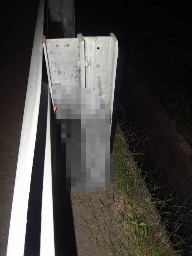 台19線96公里嘉義縣義竹鄉路段昨晚間7點多發生一起機車自撞護欄車禍，死者慘遭割喉。（布袋分局提供／呂妍庭嘉義傳真）