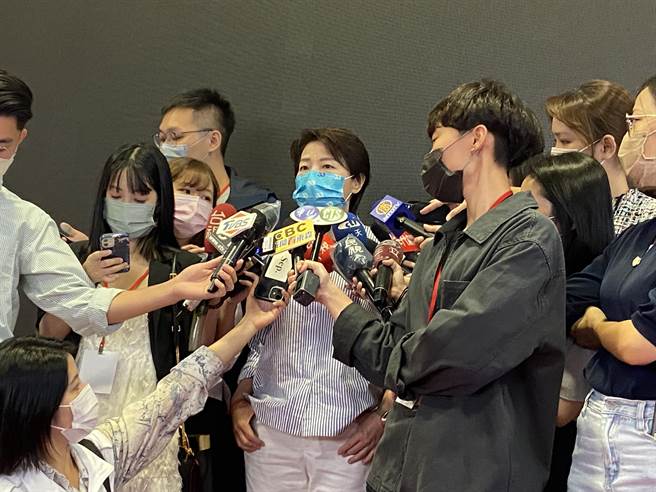 无党籍参选人黄珊珊今上午出席「2022儿童慈善绘画大赏」活动颁奖典礼，会前受访。（陈薏云摄）