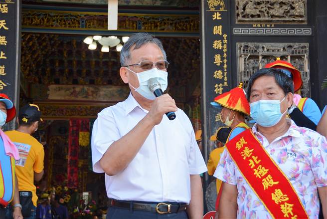 澎湖县长赖峰伟参加锁港北极殿千秋宝舰遶境活动，他诚心向眾神明祈求，澎湖乡亲都能安居乐业，台湾的疫情消散，百业也恢復往日繁荣。（澎湖县政府提供）
