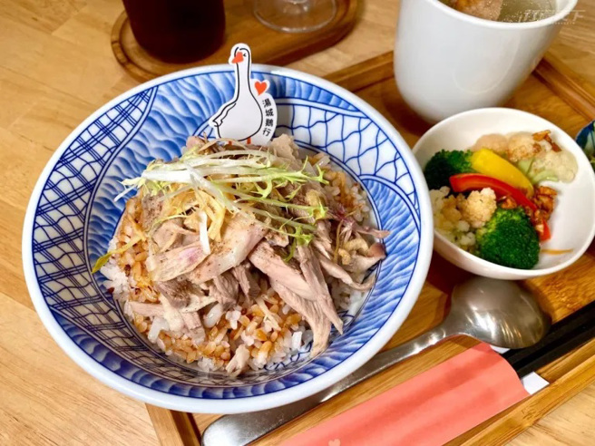 鹹水嫩鵝金蔥拌飯選用熟齡鵝隻新鮮現煮的鹹水鵝肉，小火慢煮保有鮮嫩多汁的肉質，再淋上特製金蔥鵝油，鵝香濃郁。（圖/ 行遍天下）