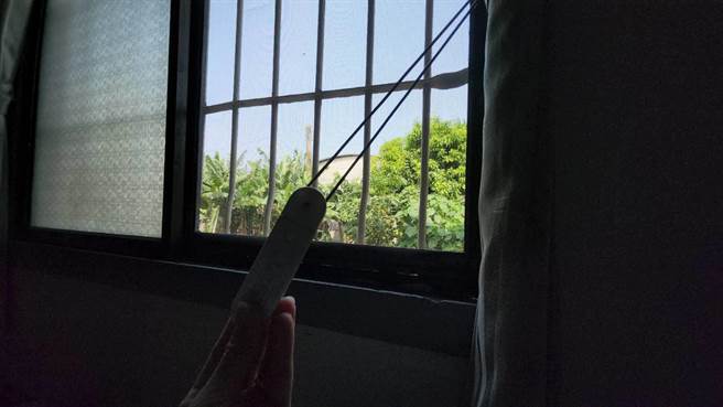 张尚文提醒，家中有小朋友的民眾，可以将拉绳等物固定较高位置，因为遭拉扯勒颈可能30秒到1分钟就会引发窒息，呼吁民眾要多加留意。(民眾提供／吴建辉彰化传真)