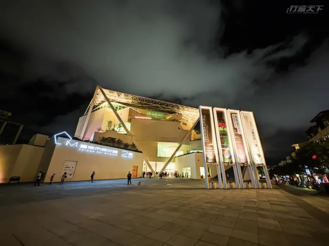 台南市美術館2館為了「破地獄」《亞洲的地獄與幽魂》之百鬼漫遊Cosplay午夜專場，特別延長營業時間。（圖/ 行遍天下）