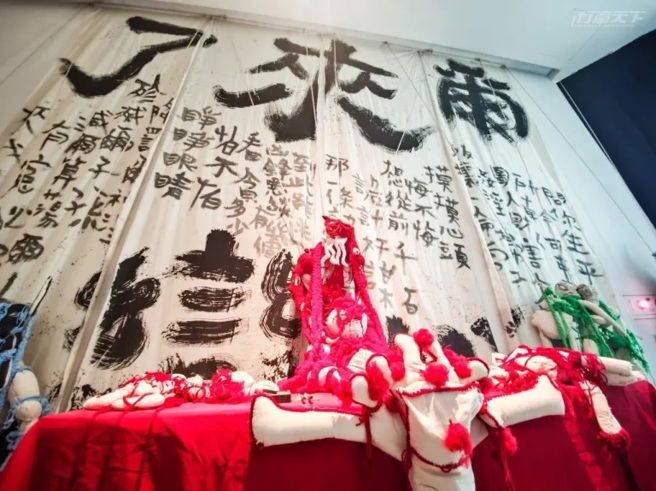 特展中台灣藝術家顏忠賢創作的《地獄變相》，靈感來自臺灣府城隍廟。（圖/ 行遍天下）

