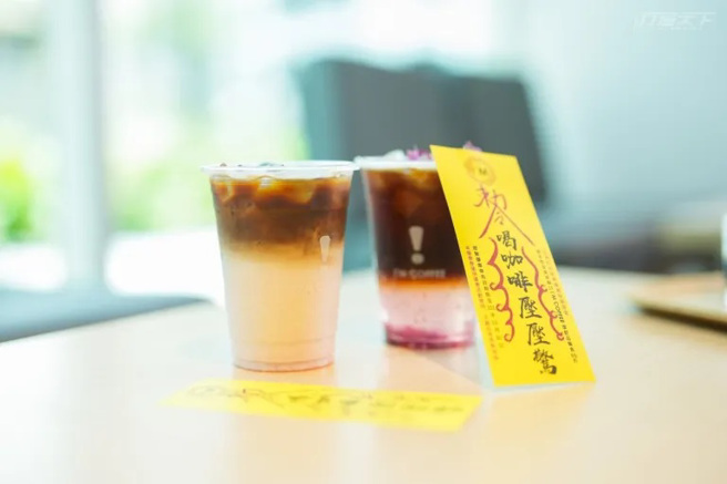 南美2館2樓的 I 'M COFFEE搭上鬼怪話題，推出「西方的聖光美人」特調咖啡。（圖/ 行遍天下）