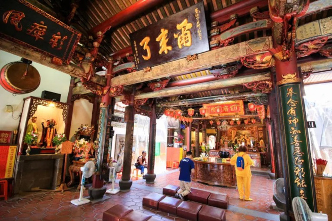 走入臺灣府城隍廟，抬頭可見「爾來了」3個大字。（圖/ 行遍天下）