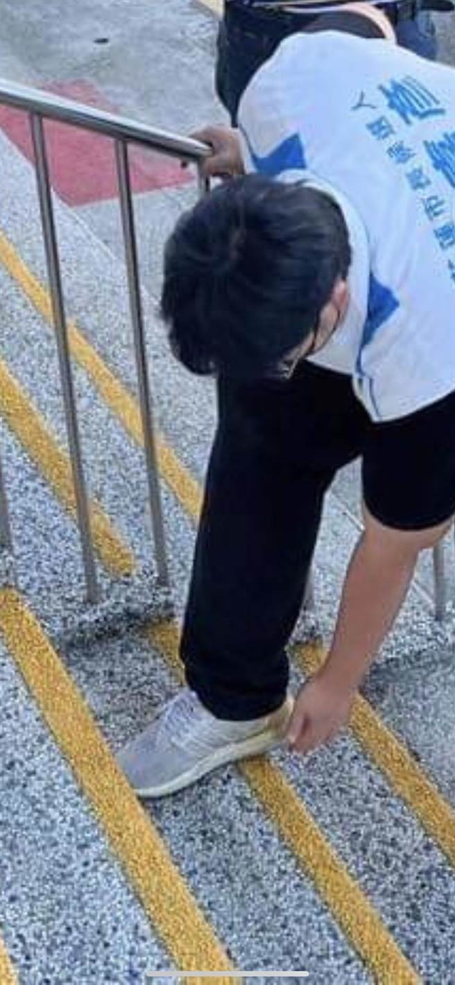 县议员魏嘉彦到场实测，花莲先期转运站入口阶梯级深不足，空间不够让脚掌完全踩在阶梯上，恐造成游客不慎摔伤。（魏嘉彦提供／王志伟花莲传真）