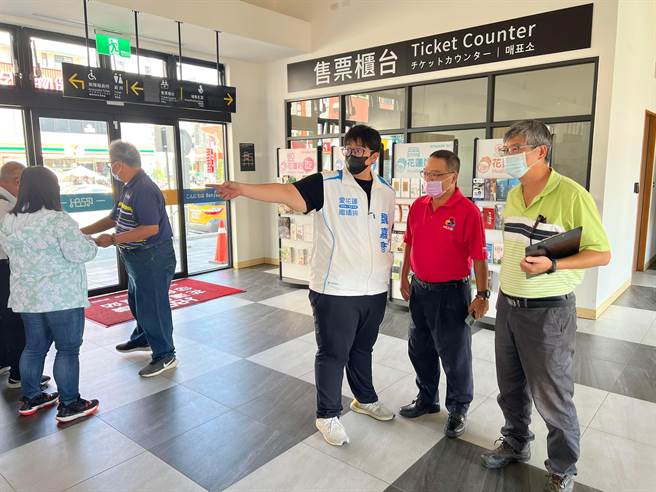 县议员魏嘉彦提醒建设处施工注意细节，并在人口聚集处、楼梯等标示警语。（魏嘉彦提供／王志伟花莲传真）