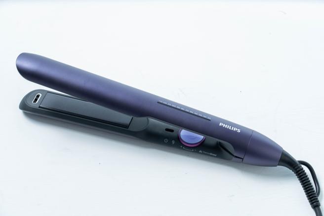 飞利浦温控护色水润直卷两用负离子美髮造型器BHS752，定价3288元。（石智中摄）
