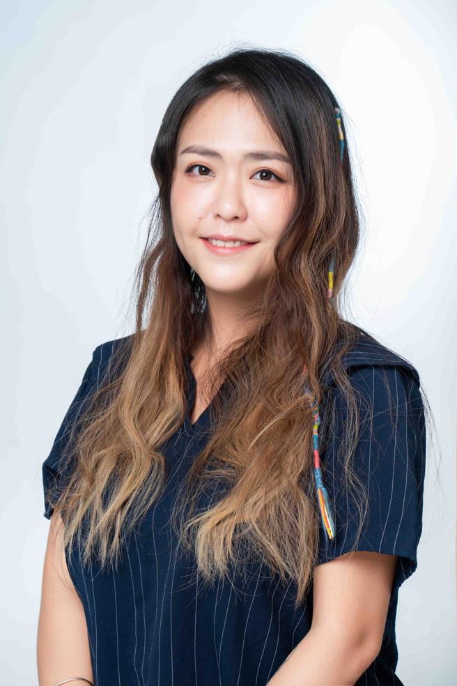 使用飞利浦温控护色水润直卷两用负离子美髮造型器时，虽然相较起来需要技巧，但夹板滑顺，新手也能自己尝试打造人鱼卷造型。（石智中摄）