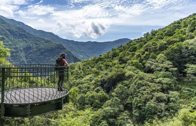 瓦拉米步道沿着拉库拉库溪而上，视野辽阔。（图/ 行遍天下）